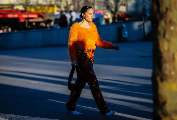 Street Style, Outono de Inverno 2019, Paris Fashion Week, França - 26 — Fotografia de Stock