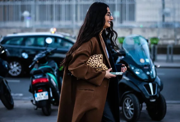 Street Style, Jesień Zima 2019, Paris Fashion Week, Francja - 26 — Zdjęcie stockowe