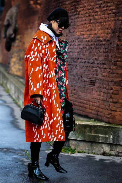 Street Style, Otoño Invierno 2019, Paris Fashion Week, Francia - 01 —  Fotos de Stock