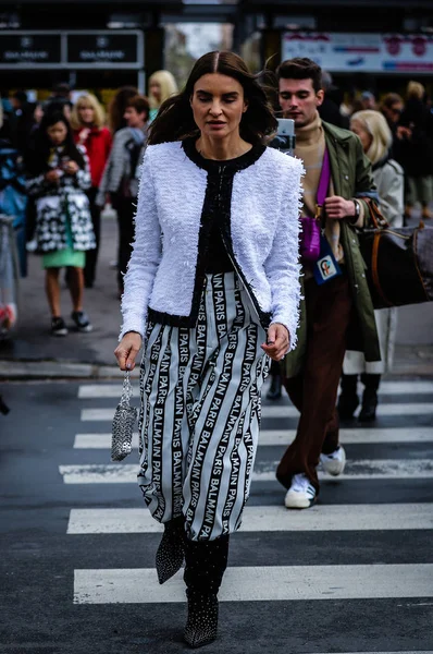 Street Style, Otoño Invierno 2019, Paris Fashion Week, Francia - 01 —  Fotos de Stock