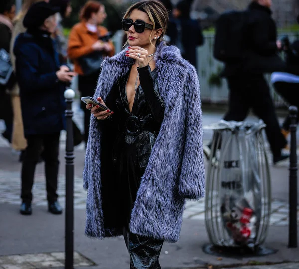 Street Style, Otoño Invierno 2019, Paris Fashion Week, Francia - 01 —  Fotos de Stock