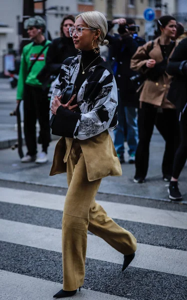 Street Style, Otoño Invierno 2019, Paris Fashion Week, Francia - 01 —  Fotos de Stock