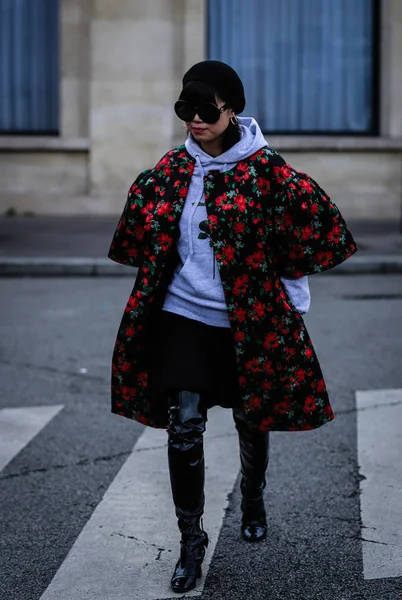 Street Style, őszi tél 2019, Párizs Fashion Week, Franciaország - 01 — Stock Fotó