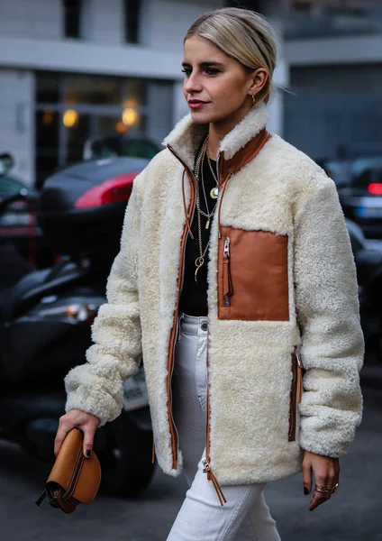 Street Style, Otoño Invierno 2019, Paris Fashion Week, Francia - 01 — Foto de Stock