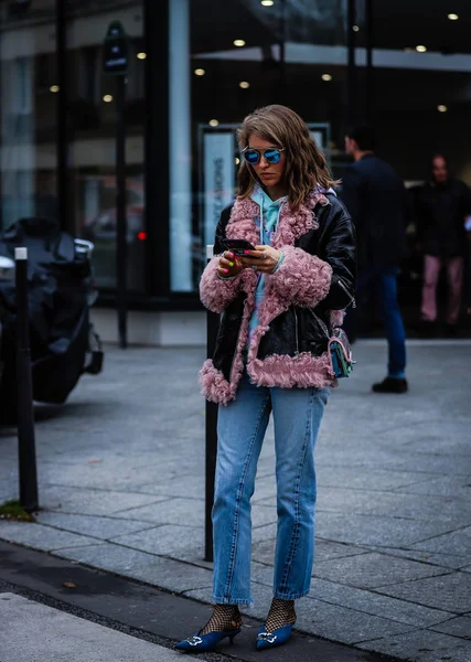 Street Style, Herbst Winter 2019, Paris Fashion Week, Frankreich - 01 — Stockfoto