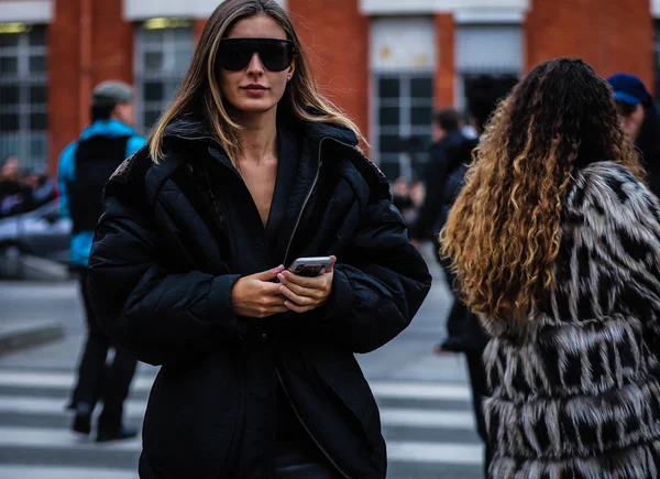 Sokak Tarzı, Sonbahar Kış 2019, Paris Moda Haftası, Fransa - 01 — Stok fotoğraf