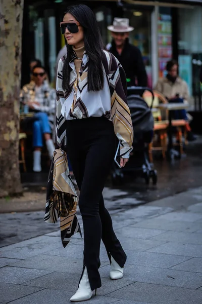 2019 년 2 월 2 일에 확인 함 . Paris fashion week street style 2 Marzo 2019 — 스톡 사진