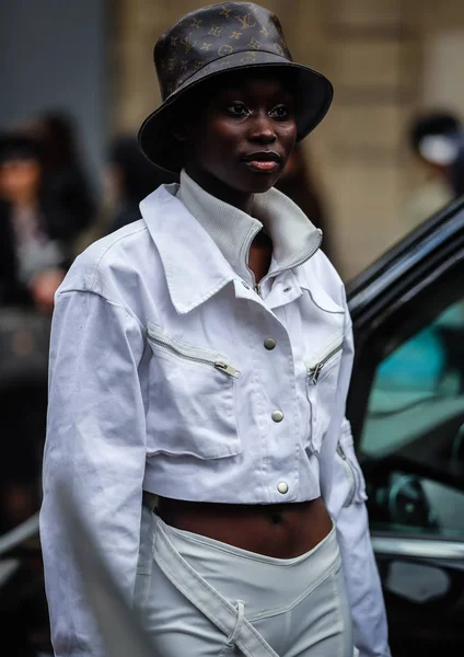 Street Style, Outono de Inverno 2019, Paris Fashion Week, França - 02 — Fotografia de Stock