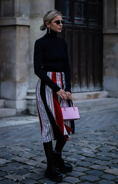 Street Style, Jesień Zima 2019, Paris Fashion Week, Francja - 03 — Zdjęcie stockowe