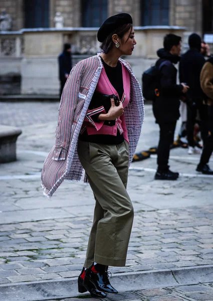 Street Style, Otoño Invierno 2019, Paris Fashion Week, Francia - 03 — Foto de Stock