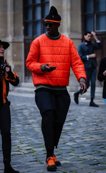 Street Style, Outono de Inverno 2019, Paris Fashion Week, França - 03 — Fotografia de Stock