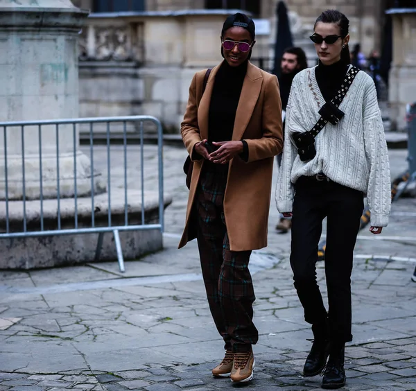 Street Style, Outono de Inverno 2019, Paris Fashion Week, França - 03 — Fotografia de Stock