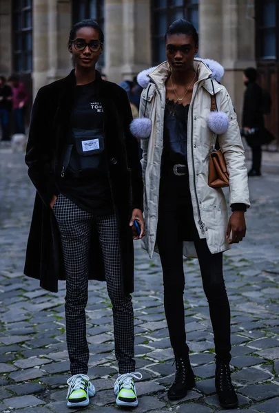 Street Style, Otoño Invierno 2019, Paris Fashion Week, Francia - 03 —  Fotos de Stock