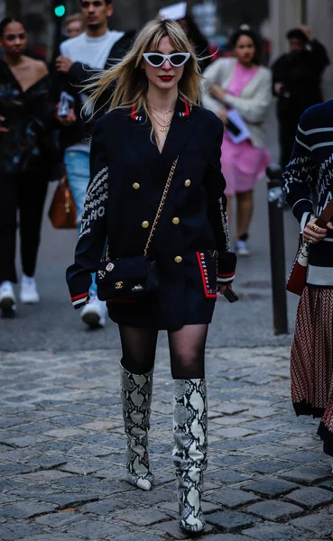 Street Style, Otoño Invierno 2019, Paris Fashion Week, Francia - 03 —  Fotos de Stock