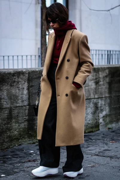 Street Style, Fall Winter 2019, Paris Fashion Week, France - 04 — стокове фото