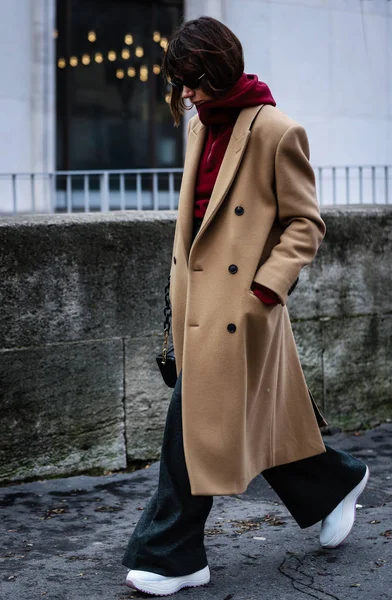 Street Style, Outono de Inverno 2019, Paris Fashion Week, França - 04 — Fotografia de Stock