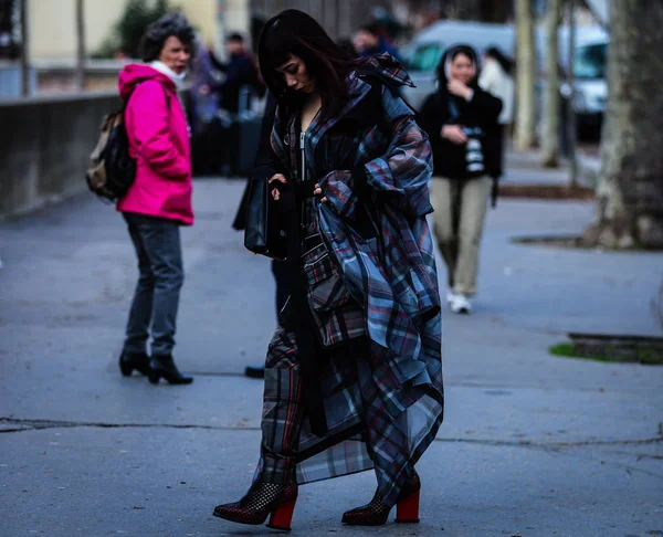 Street Style, Fall Winter 2019, Paris Fashion Week, France - 04 — стокове фото