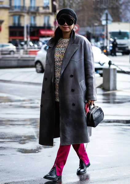 Street Style, Outono de Inverno 2019, Paris Fashion Week, França - 04 — Fotografia de Stock