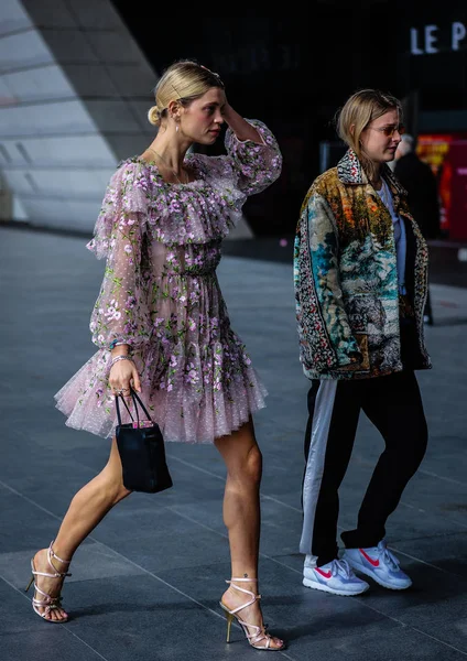 Street Style, Outono de Inverno 2019, Paris Fashion Week, França - 04 — Fotografia de Stock