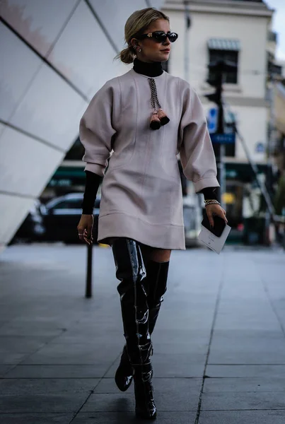 Street Style, Otoño Invierno 2019, Semana de la Moda de París, Francia - 04 —  Fotos de Stock