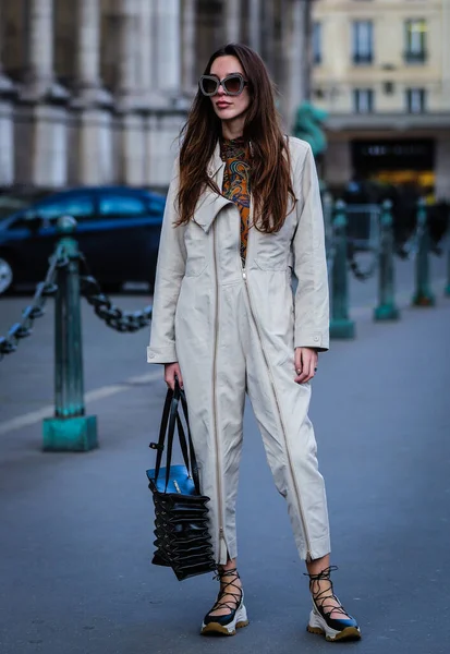 Street Style, Jesień Zima 2019, Paris Fashion Week, Francja - 28 — Zdjęcie stockowe