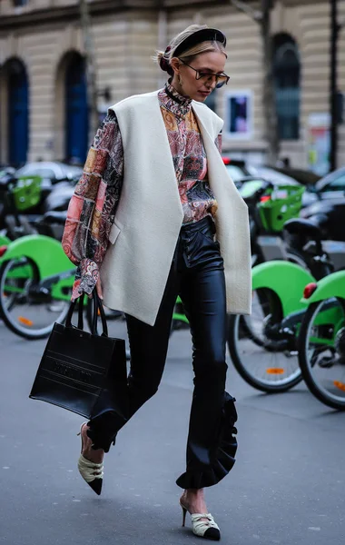 Street Style, Outono de Inverno 2019, Paris Fashion Week, França - 28 — Fotografia de Stock