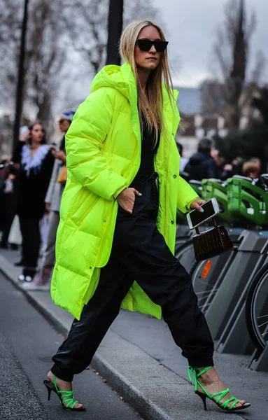 Street Style, Otoño Invierno 2019, Paris Fashion Week, Francia - 28 —  Fotos de Stock