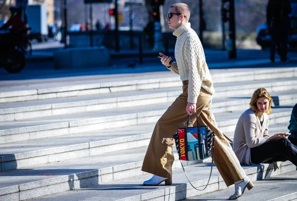 Street Style, Otoño Invierno 2019, Paris Fashion Week, Francia - 27 —  Fotos de Stock