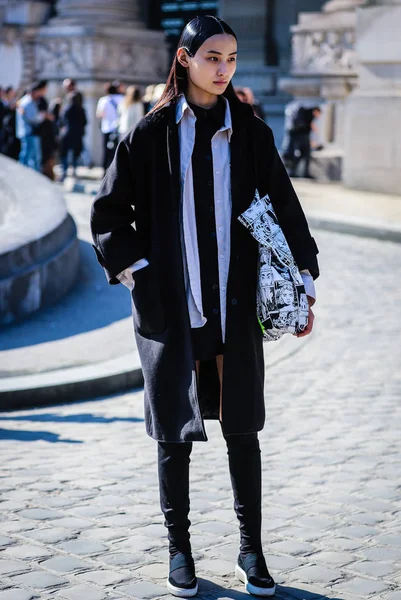 Street Style, Outono de Inverno 2019, Paris Fashion Week, França - 27 — Fotografia de Stock