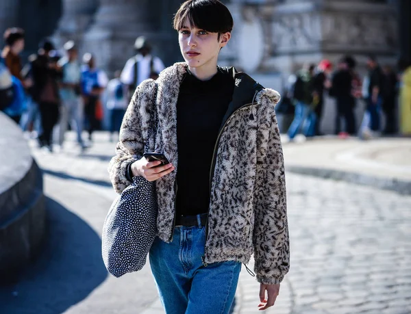 Street Style, Fall Winter 2019, Paris Fashion Week, France - 27 — стокове фото