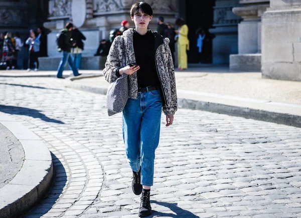 Street Style, Outono de Inverno 2019, Paris Fashion Week, França - 27 — Fotografia de Stock