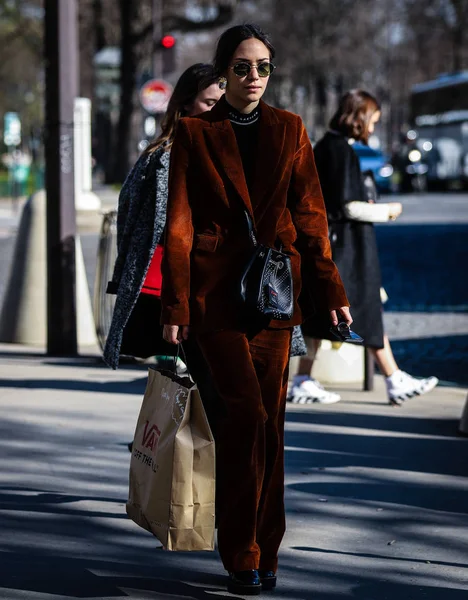 거리 스타일, 가을 겨울 2019, 파리 패션 위크, 프랑스 - 27 — 스톡 사진