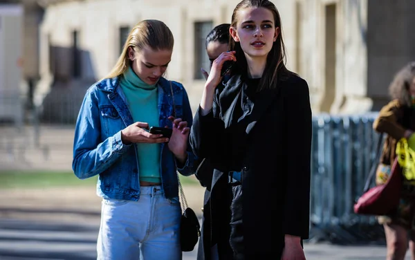 거리 스타일, 가을 겨울 2019, 파리 패션 위크, 프랑스 - 27 — 스톡 사진