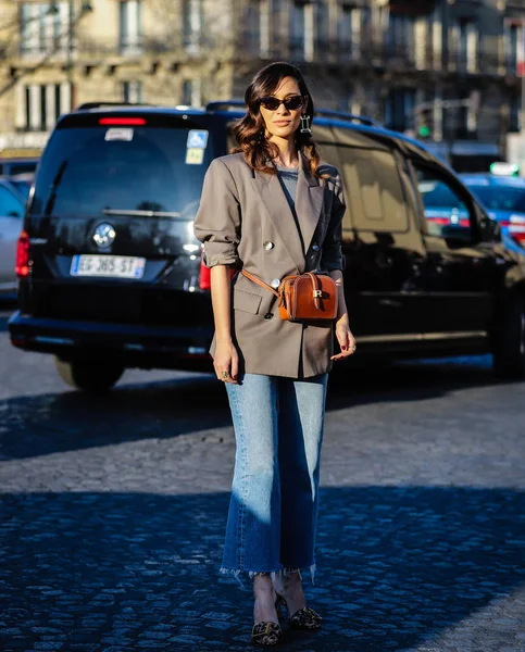 Street Style, Otoño Invierno 2019, Paris Fashion Week, Francia - 27 —  Fotos de Stock