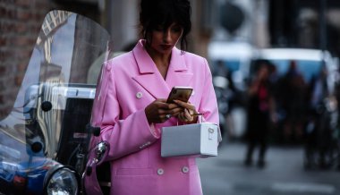 Milan, Italy- 20 Eylül 2019: Milano Moda Haftası 'nda Sokakta Kadın.