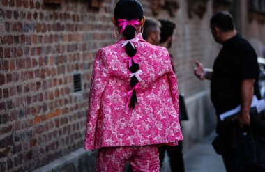 Milan, Italy- 20 Eylül 2019: Milano Moda Haftası sırasında Jaime Xie sokakta.