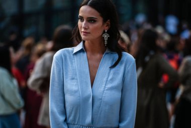 Milan, İtalya - 18 Eylül 2019: Milano Moda Haftası sırasında Catherine Poulain sokakta.