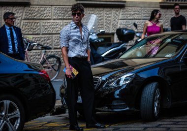 Milan, İtalya - 18 Eylül 2019: Milano Moda Haftası sırasında David Thielebeule sokakta.