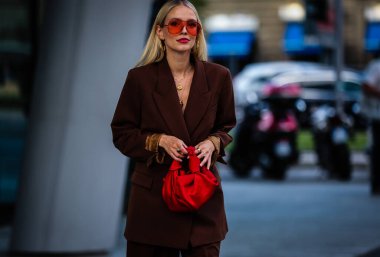 Milan, İtalya - 18 Eylül 2019: Milano Moda Haftası sırasında Leonie Hanne sokakta.