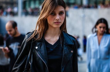 Milan, İtalya - 18 Eylül 2019: Milano Moda Haftası sırasında Model Mathilde Sofie Hess Henning sokakta.