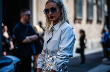 Milan, Italy- 21 Eylül 2019: Milano Moda Haftası 'nda Sokakta Kadın.