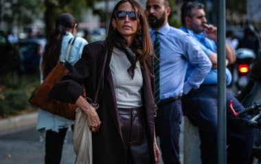 Milan, Italy- 18 Eylül 2019: Milano Moda Haftası 'nda Chloe' Harrouche sokakta.