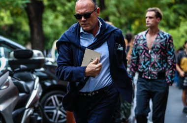 Milan, İtalya - 19 Eylül 2019: Cesare Cunaccia Milano Moda Haftası sırasında sokakta.