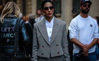Milan, Italy- 21 Eylül 2019: Milano Moda Haftası 'nda Sokakta Kadın.