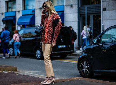 Milan, İtalya - 20 Eylül 2019: Milano Moda Haftası sırasında Ada Kokosar sokakta.