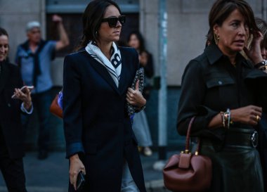 Milan, Italy- 19 Eylül 2019: Milano Moda Haftası 'nda kadınlar sokakta.