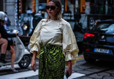Milan, Italy- 18 Eylül 2019: Milano Moda Haftası 'nda Sokakta Kadın.