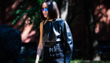 Milan, İtalya - 21 Eylül 2019: Milano Moda Haftası sırasında Alexandra Guerain sokakta.