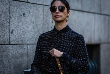 Milan, Italy- 20 Eylül 2019: Milano Moda Haftası sırasında Caroline Issa sokakta.