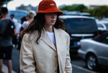 Milan, Italy- 18 Eylül 2019: Milano Moda Haftası 'nda Sokakta Kadın.